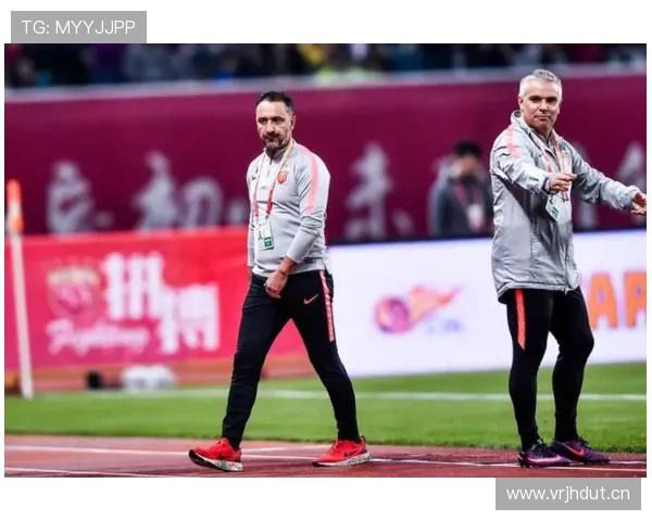 韦世豪开个直播打个游戏，弹幕都在刷他家车库比球场还大