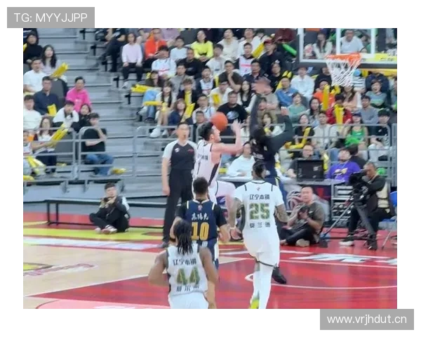 别再搞混了！带你彻底分清阻挡犯规和带球撞人的核心判定标准。